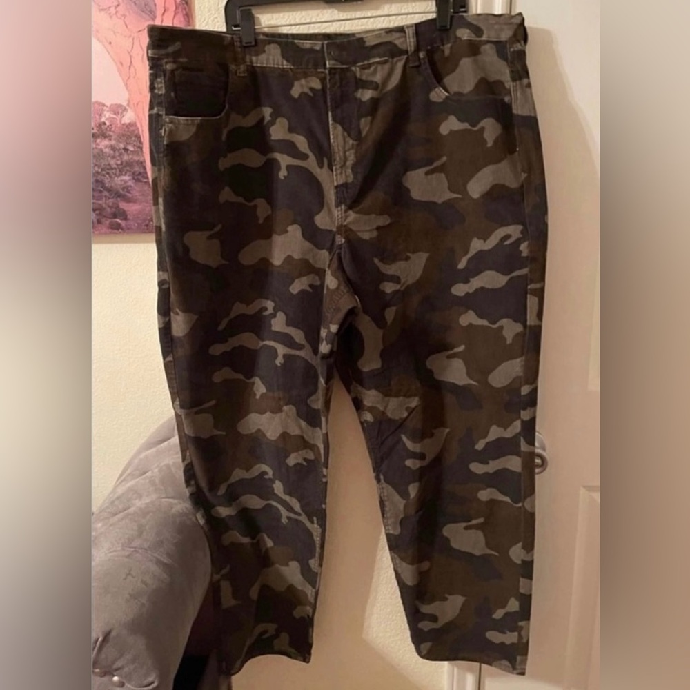 American Eagle Plus Size Women’s corduroy camo print pants size 24 New